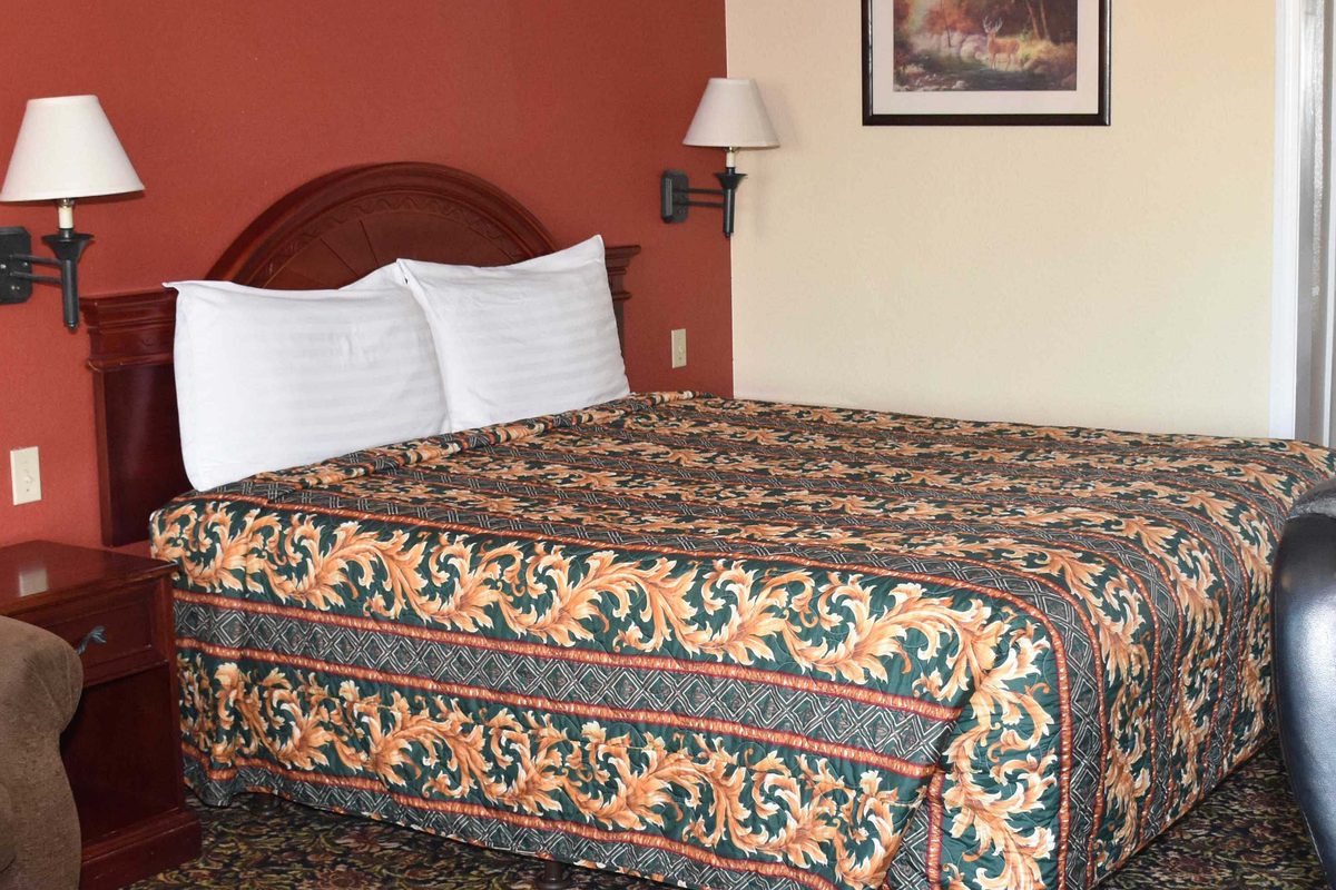 King guest room with work area