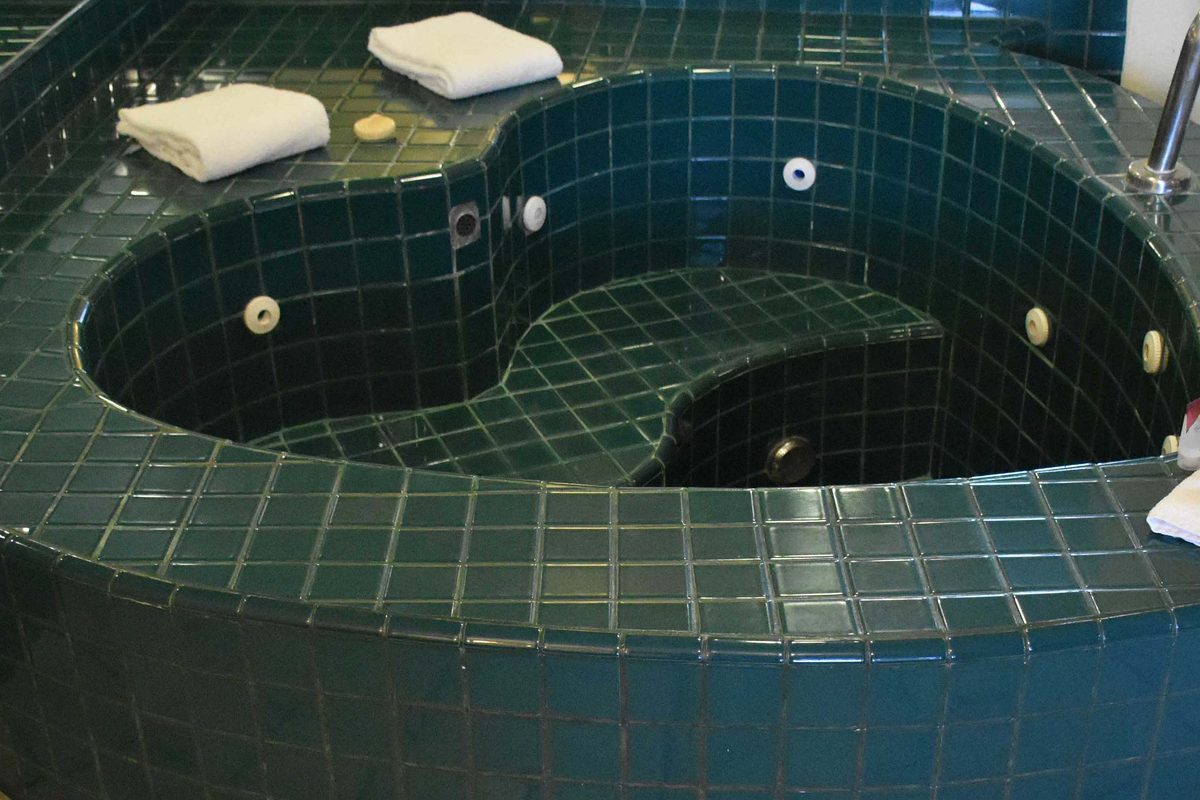 Whirlpool tub suite amenity